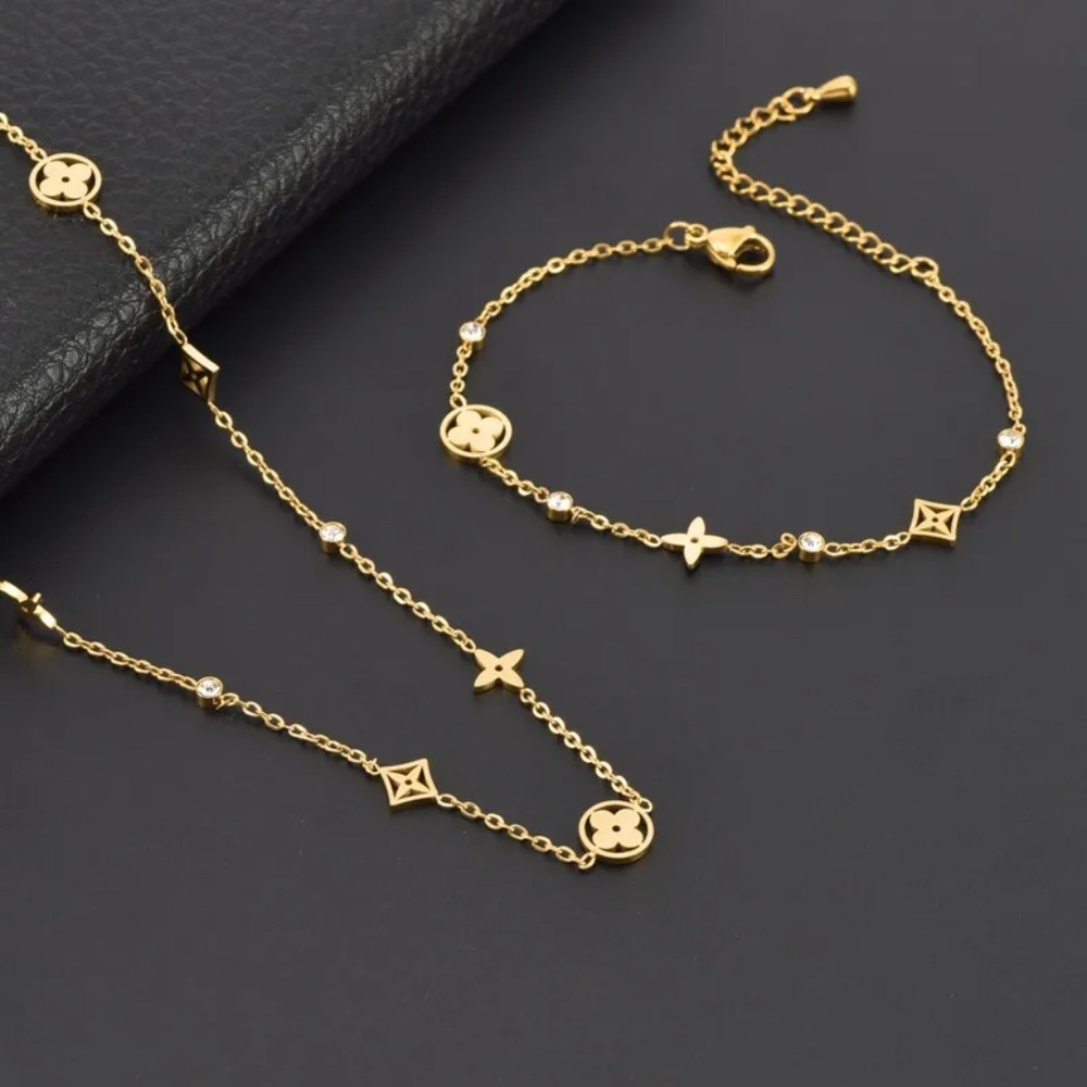 Gold Clover Necklace Bracelet Set